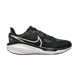 Championes de running Nike Vomero 17, color negro con detalles en blanco. Presentan una parte superior de malla transpirable, el icónico logo Swoosh en el lateral y una entresuela con tecnología ZoomX para mayor amortiguación.