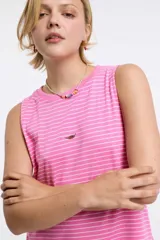 Vestido corto a rayas horizontales blancas y negras, sin mangas y con cuello redondo.