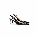 Zapato slingback negro de charol con punta fina, taco fino y tira trasera ajustable con hebilla metálica.