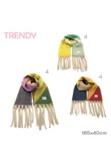 Bufanda de tejido suave con diseño de bloques de color en tonos azul, amarillo y rojo, terminada con flecos largos en color beige. Incluye una etiqueta decorativa con la marca Trendy.