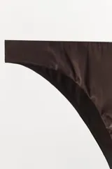 Braguita de tiro medio confeccionada en tejido satinado con cintura elástica.