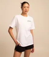 Short negro de tiro medio, corte regular, confeccionado en tejido ribana de algodón con elastano. Posee cintura elástica con cordón ajustable.