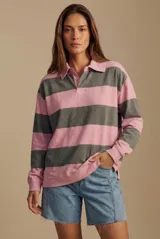 Sweater tipo polo de manga larga con diseño de rayas horizontales anchas en color rosa y gris. Presenta cuello camisero con cierre frontal de botones y puños elásticos.