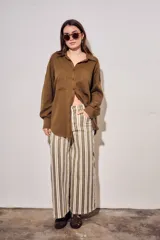 Camisa de lino y viscosa color marrón, con bolsillos frontales ojal, mangas largas y corte oversize.