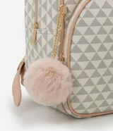 Mochila Viko con estampado geométrico de triángulos en tonos beige y blanco. Presenta un bolsillo frontal con cierre, detalles en color nude y un colgante de pompón de peluche desmontable. Cuenta con correas ajustables y cierre principal con cremallera.