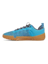 Championes de entrenamiento Under Armour modelo TriBase Reign 6, color azul brillante con suela de goma color caramelo. Presentan tecnología UA WARP en la parte superior para mayor sujeción, mediasuela de doble densidad y tecnología TriBase para maximizar el contacto con el suelo y la estabilidad durante ejercicios de levantamiento y movimientos dinámicos.