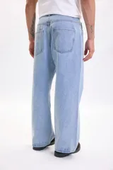 Pantalón jean de corte recto en color azul medio, con diseño clásico de cinco bolsillos y cierre frontal con botón y cremallera.