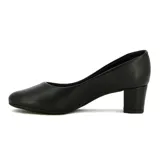 Zapato de tacón Beira Rio en color negro, con diseño clásico de punta redonda y taco cuadrado bajo.
