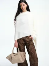 Poncho amplio y liviano de tejido suave con mezcla de cashmere, de diseño abierto y caída fluida.