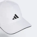 Gorra deportiva Adidas de cinco paneles, color blanco con logo negro bordado en el frente y detalle de borde negro en la visera precurvada. Cuenta con cierre ajustable en la nuca y tecnología de control de humedad.