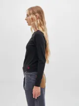 Remera de manga larga con cuello a la base, confeccionada en tejido acanalado con calce al cuerpo y diseño tipo crop.