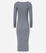 Vestido midi de punto acanalado, con diseño ajustado al cuerpo, cuello barco y mangas largas. Confeccionado en tejido de punto texturizado.