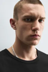 Musculosa blanca de algodón con cuello redondo y sisas amplias.