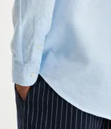 Camisa de manga larga Marfinno con cuello camisero y cierre frontal de botones. Confeccionada en tejido plano de lino y algodón.