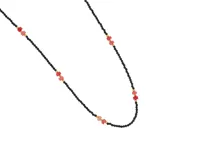 Collar de acero con terminaciones con baño de oro y piedras naturales de color negro y rojo.