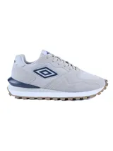 Championes urbanos Umbro de diseño deportivo, confeccionados en una combinación de gamuza y malla en tonos beige y gris claro. Presentan el logo de la marca en el lateral, una entresuela blanca con refuerzo azul oscuro en el talón y una suela dentada en color marrón.