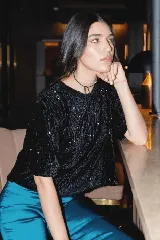 Remerón negro de terciopelo con lentejuelas plateadas.