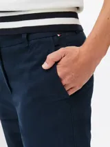 Pantalón chino azul marino de corte slim.