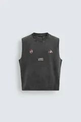 Musculosa de corte relajado con efecto lavado, cuello redondo y sisas amplias. Presenta estampados gráficos en color rosa en el frente con la frase 'I KEPT GOING'.