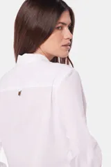 Camisa de lino de manga larga con cuello camisero, botones metálicos personalizados, dos bolsillos en el pecho y presilla en las mangas.