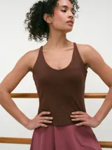 Musculosa negra con breteles finos regulables, escote redondo y top interno sin copas.