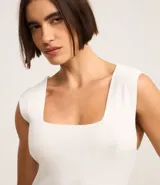 Blusa azul marino sin mangas confeccionada en tejido de punto con viscosa sostenible. Presenta escote cuadrado tanto en la parte delantera como en la espalda y breteles anchos.