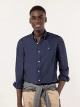 Camisa lisa de twill para hombre, color azul marino, de corte regular fit, cuello button-down y mangas largas. Cuenta con cierre frontal de botones y logo bordado en el pecho.