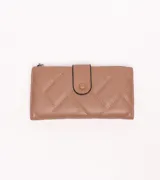 Billetera larga color marrón topo, con diseño acolchado en patrón de rombos y cierre a presión. Presenta un pequeño tirador de cierre en el lateral.