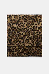 Pañuelo rectangular con estampado animal print de leopardo en tonos marrones y negros, con acabados deshilachados en los bordes.