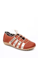 Zapato deportivo casual de cuero, con diseño de tiras laterales en contraste color marrón sobre base color crema. Presenta cierre con cordones y suela de goma con relieve.
