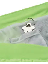 Short deportivo Under Armour, diseñado para running, en color verde neón con detalles en negro. Presenta un corte con bajo cruzado, cintura elástica con cordón interno, paneles de malla para ventilación y logo reflectante en el frente.