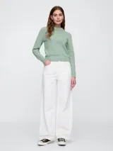 Buzo de algodón color crema, de corte recto y cuello alto.