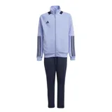 Conjunto deportivo Adidas Sereno para jóvenes, compuesto por campera y pantalón. La campera es celeste con cierre frontal, cuello alto y tres rayas negras en las mangas. El pantalón es azul marino con cintura elástica y cierres en los tobillos.