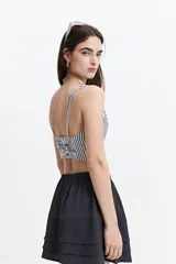 Top corto a rayas verticales verdes y blancas, con escote en V y elástico en la espalda.