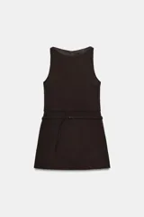 Vestido mono corto de cuello redondo y sin mangas. Presenta un diseño entallado con detalle de cinturón del mismo tejido con hebilla metálica y cierre de cremallera oculta en la espalda.