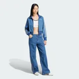 Jean de corte holgado y tiro medio, confeccionado en denim azul. Presenta las icónicas tres tiras de la marca en los laterales y el logo del trébol bordado en la parte frontal.