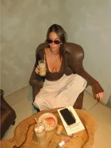 Remera de manga larga color marrón, con escote en V profundo y diseño ajustado al cuerpo.