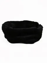 Cuello circular de piel sintética negra, con textura suave y voluminosa.
