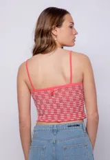 Top tejido con pequeños calados, sin mangas, con tirantes finos y escote recto.