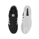 Championes Adidas modelo Campus ADV, color negro con las icónicas tres tiras laterales en blanco y suela de goma blanca. Presenta el nombre del modelo en letras doradas en el lateral.