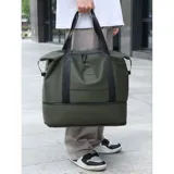Bolso de viaje unisex de diseño minimalista, color negro, fabricado en PU y poliéster impermeable. Cuenta con compartimento principal con cierre, bolsillo frontal con cierre y asas superiores resistentes.