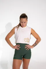 Calza corta deportiva de tiro alto en color verde militar, con ajuste ceñido al cuerpo y diseño liso.
