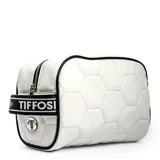 Necessaire blanco con diseño acolchado hexagonal, similar a una pelota de fútbol. Tiene un asa lateral de tela negra con el logo "TIFFOSI" en blanco y un cierre superior con cremallera.