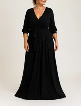 Vestido largo negro con escote en V cruzado, mangas largas y lazo en la cintura.