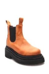 Borcego negro de cuero liso con elásticos laterales y suela de goma.