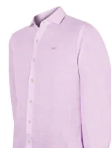 Camisa de manga larga de lino orgánico para hombre, de marca RKF, color rosado. Presenta un diseño clásico y limpio, sin bolsillo en el pecho, con cierre frontal de botones y sutil logo bordado al tono.