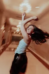 Strapless celeste de tela alicrada con jareta y piolas para ajustar a la medida.