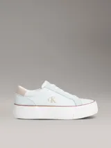 Zapatillas de plataforma Calvin Klein en tono celeste y blanco, con detalles en gamuza y el monograma de la marca en relieve en el lateral, la lengüeta y el talón.