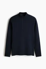 Remera deportiva de manga larga color azul marino, con cuello elevado, medio cierre frontal y mangas raglán. Confeccionada en tejido funcional transpirable DryMove con textura sutil.