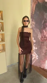 Vestido corto marrón strapless con elástico, con pieza de tul en el ruedo y cuello desmontable de tul.